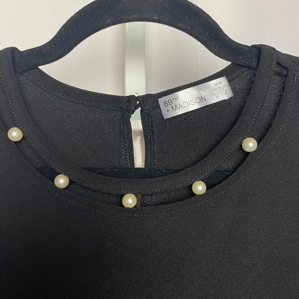89th & Madison Womenʻs Black Sleeveless Dress Blouse with Pearl Accents Medium